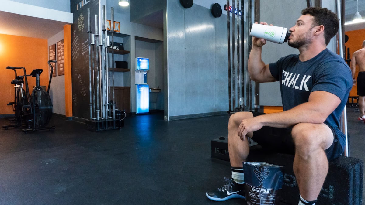 Sportif utilisant des compléments alimentaires