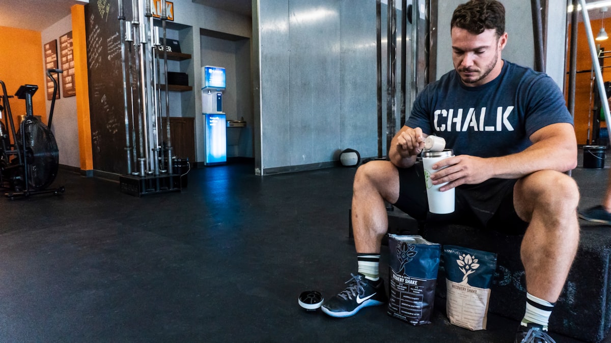 Homme sportif préparant ses compléments alimentaires